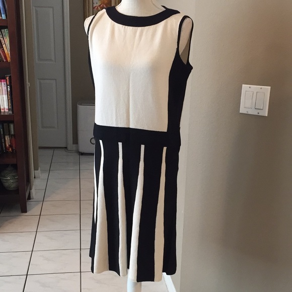 St. John Dresses & Skirts - St John Knit Dress Santana Wool Flared Sleeveless